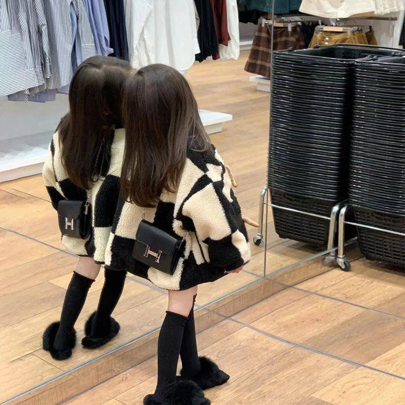 女童外套冬季新款外套洋气厚实牛角扣加绒棋盘格外套大衣