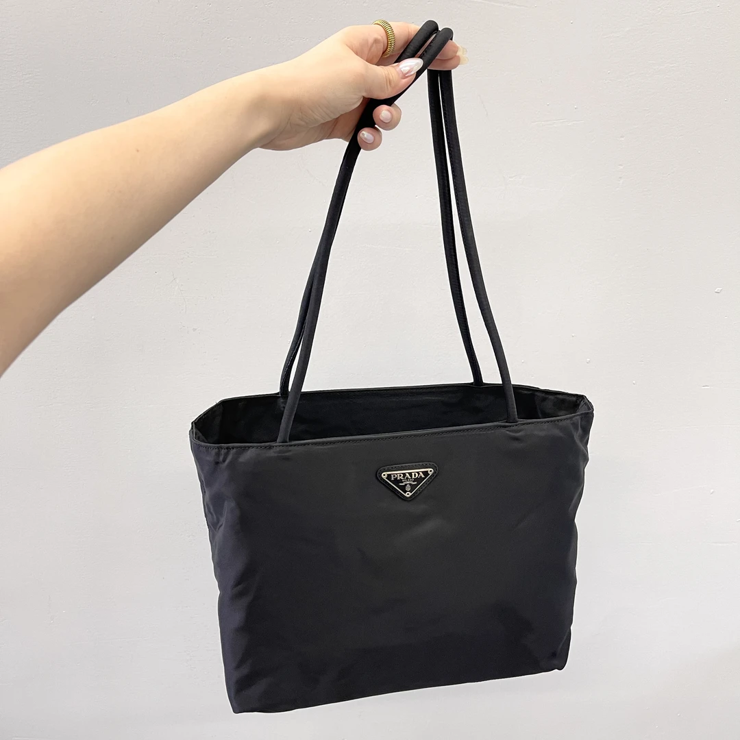 95新 Prada/普拉达 简约30降落伞尼龙手提托特单肩腋下女包102401