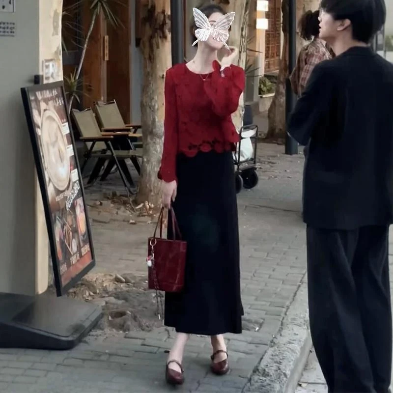 大只设计师款2024秋气质修身显瘦设计感镂空安可拉红蕾丝上衣