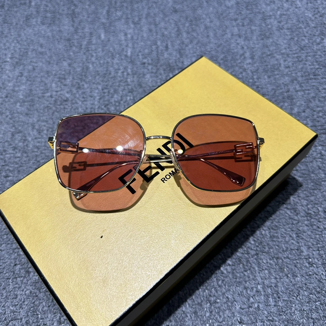 未使用 DIOR/迪奥 全新未使用 FENDI/芬迪粉色太阳眼镜124791