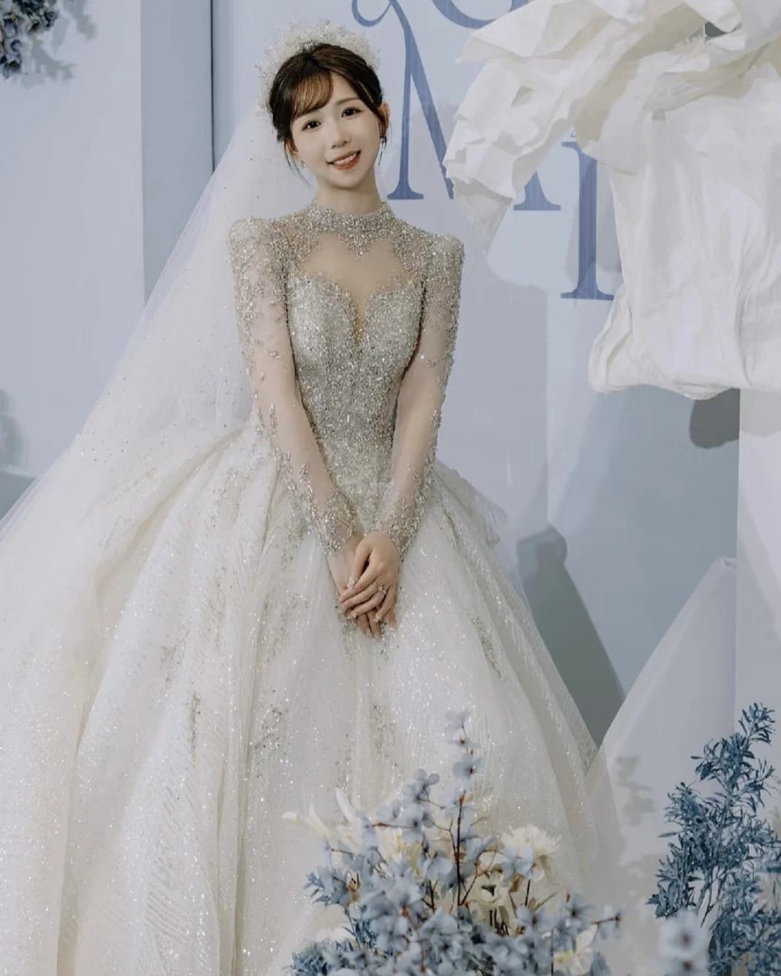 kc主婚纱大气高贵长袖气质白色