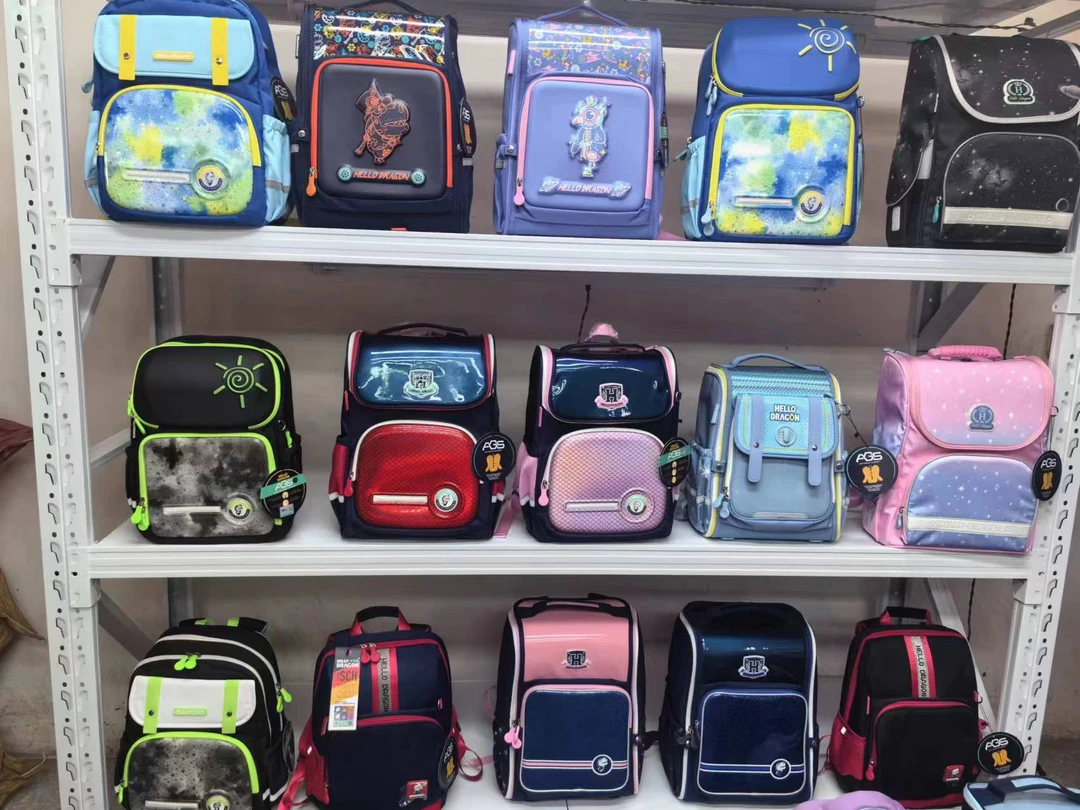 品牌书包展厅样品包减压减负护脊书包小学生男童女童超轻双肩书包