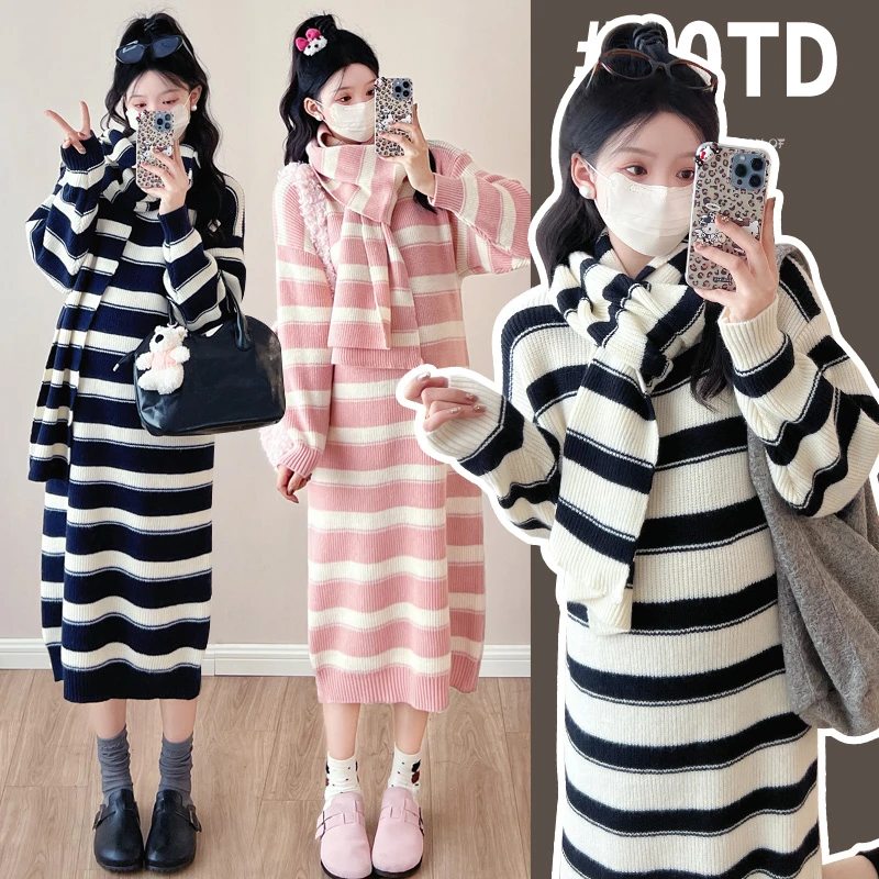 孕妇装黑白条纹针织连衣裙女2024秋冬新款显瘦长裙子毛衣搭配围巾