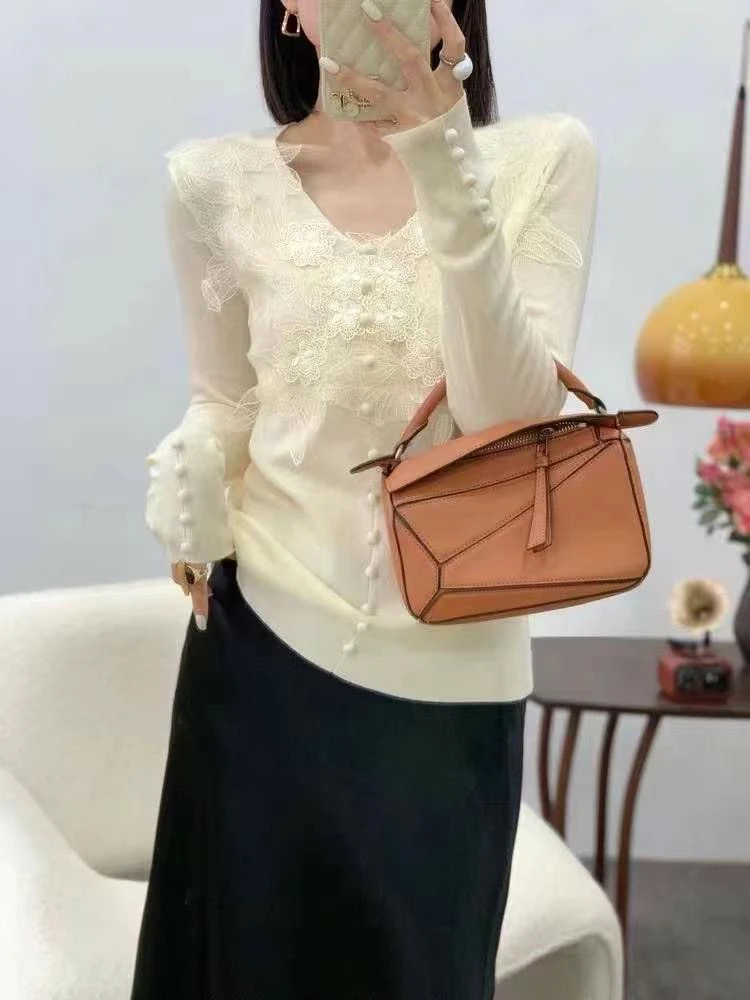 初秋新款重工蕾丝花边拼接钉珠套头V领毛衫女装