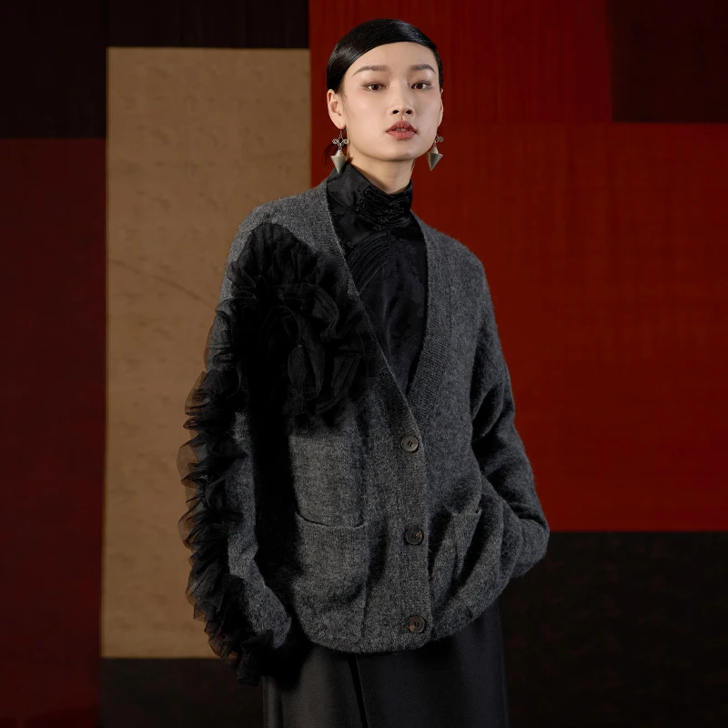 界内界外重工立体花V领慵懒松弛感长袖短款针织毛衣外套J43Z2041