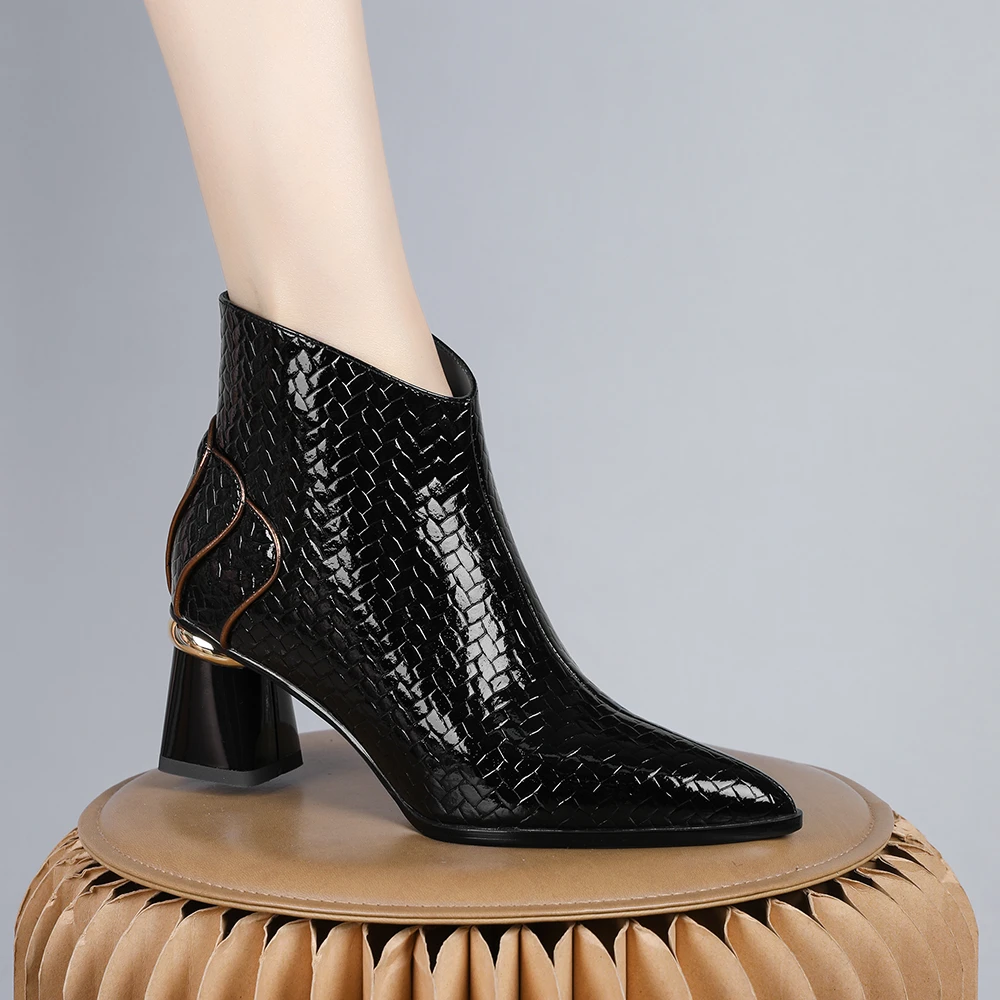 2024年新款欧美时尚格纹尖头短靴女气质显粗跟百搭黑色绒里8070