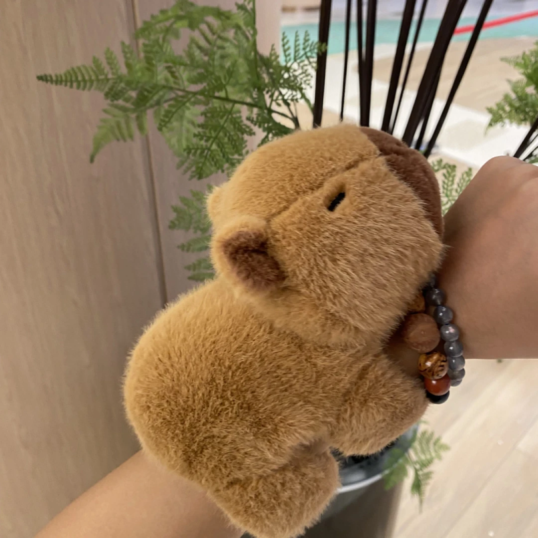 卡皮巴拉啪啪圈毛绒玩具水豚玩偶的手腕可爱卡皮吧啦动物毛绒玩具