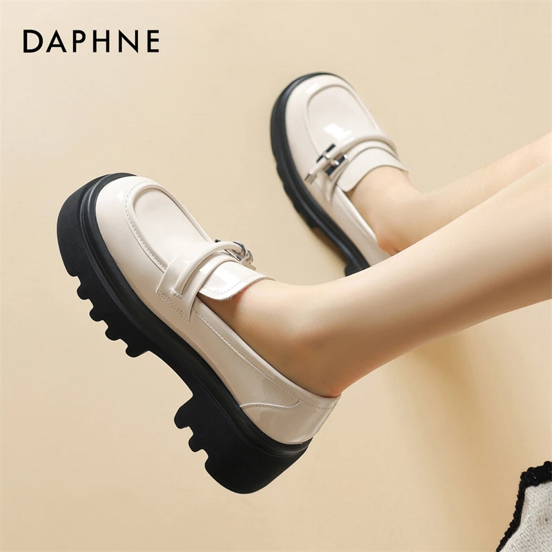 达芙妮英伦风白色小皮鞋女2024秋季新款厚底乐福鞋小个子高跟单鞋