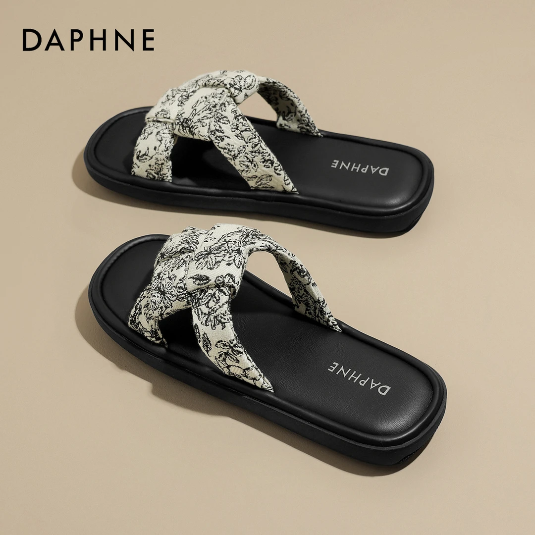 达芙妮平底低跟外穿拖鞋女2025新款时尚碎花一字拖新中式沙滩凉拖