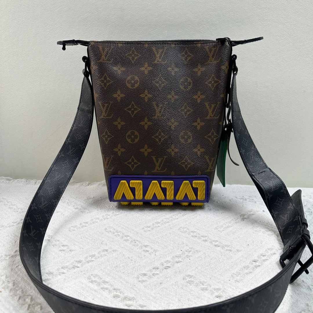 95新 LOUIS VUITTON PARIS lv男士斜挎包（芯片款）
