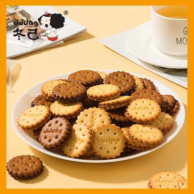 冬己咸蛋黄麦芽夹心饼干黑糖榴莲芝士味网红酥脆经典营养零食