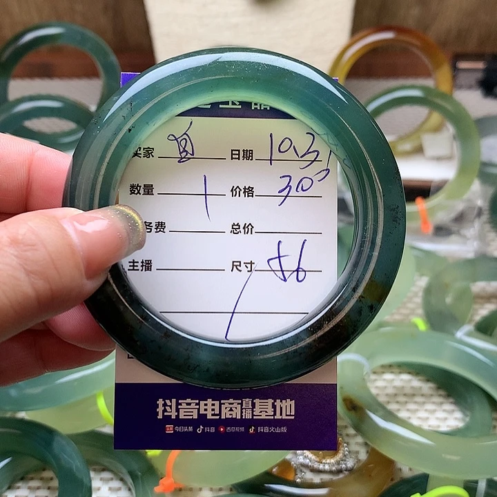 蛇纹石玉手镯未镶嵌自****?