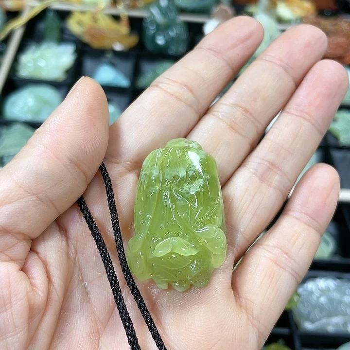 蛇纹石玉颈饰合金