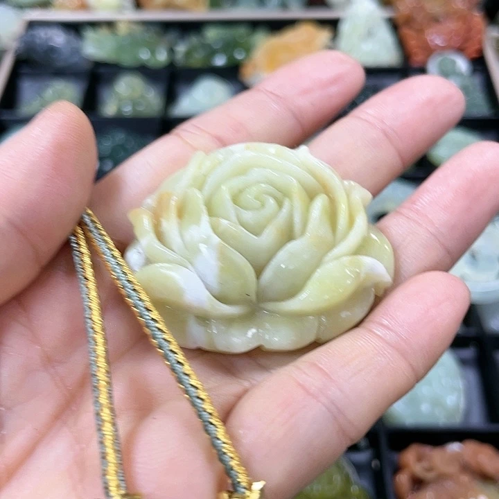 蛇纹石玉颈饰合金