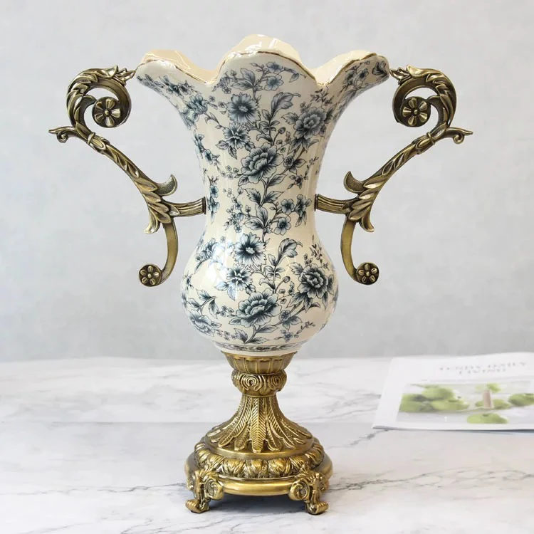 高脚双耳陶瓷花瓶