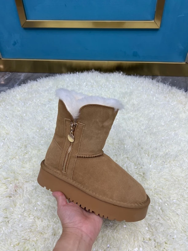 2024年冬季时尚加厚底加高中筒保暖雪地靴百搭经典