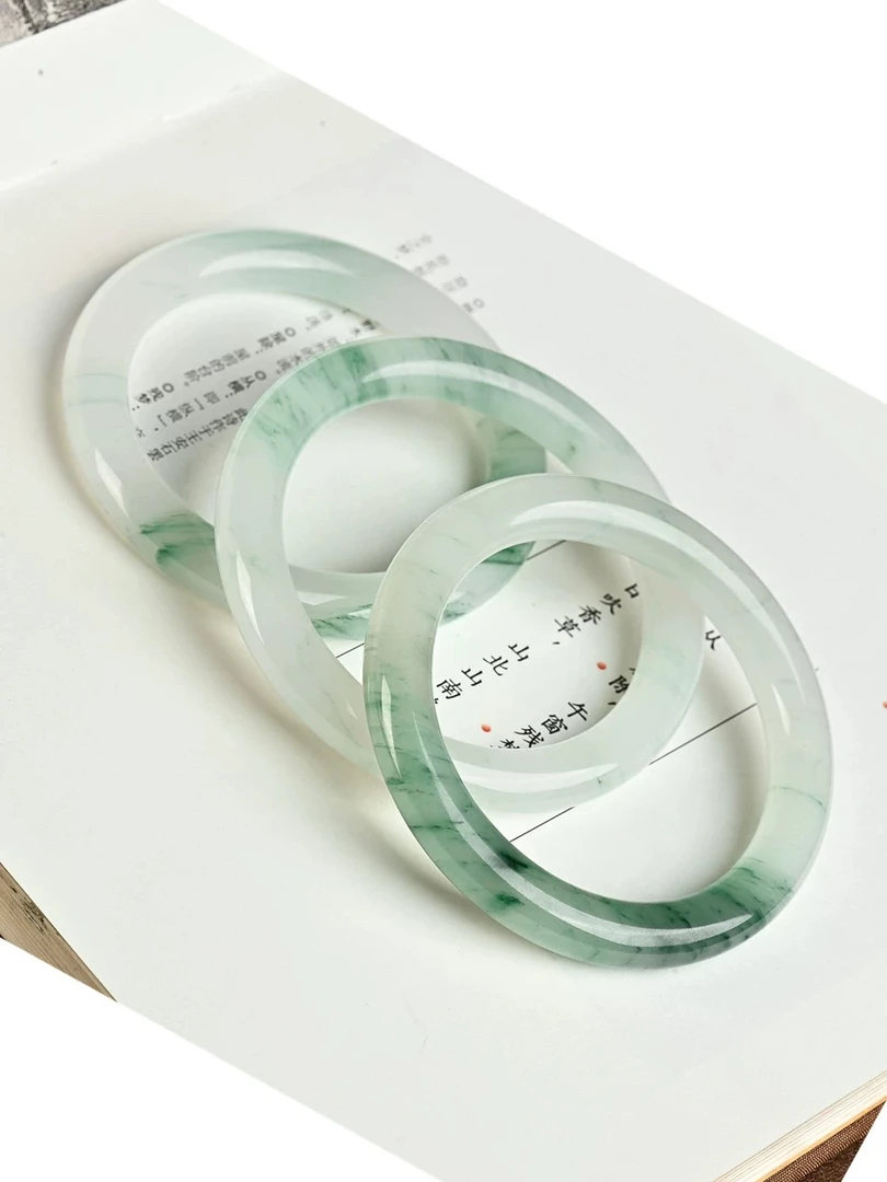 带翠女款天然天山翠手镯 多样性发货发其一