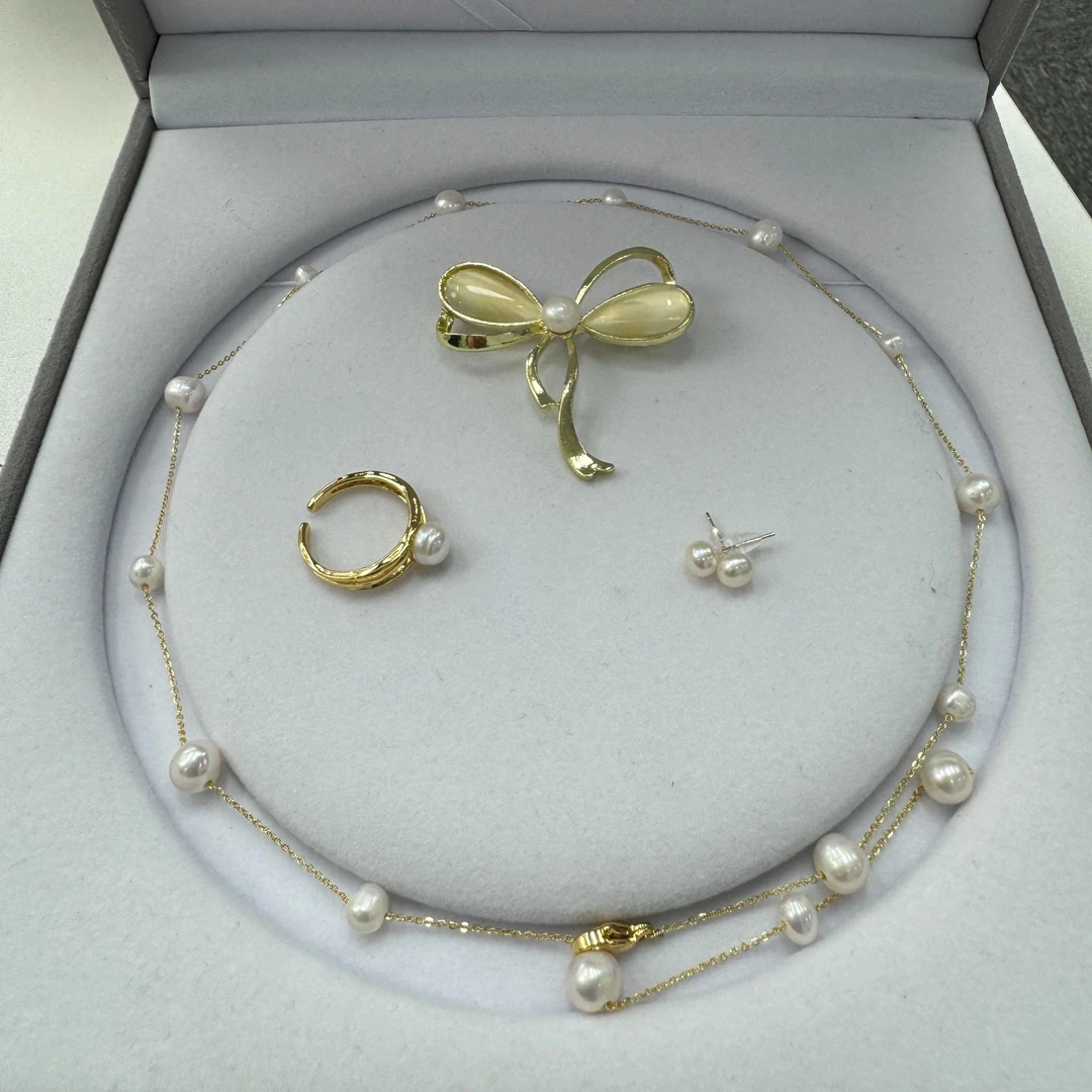 喜珠阁淡水珍珠白珠套装微笑链+胸针+耳钉+戒指6-7mm