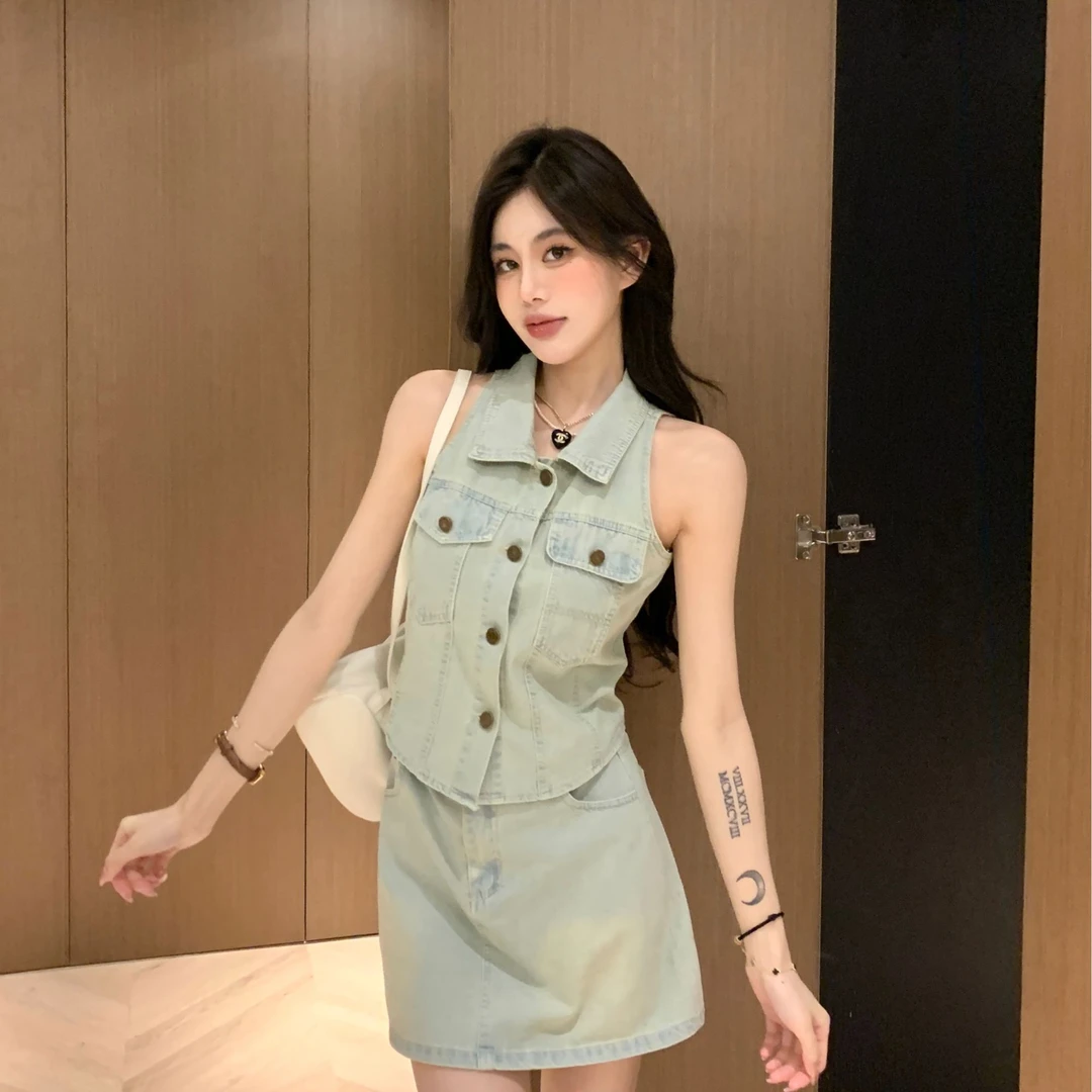 1邱肉瑶清「牛仔很忙」新款夏季浅蓝POLO单排扣背心A字淑女短裙套装