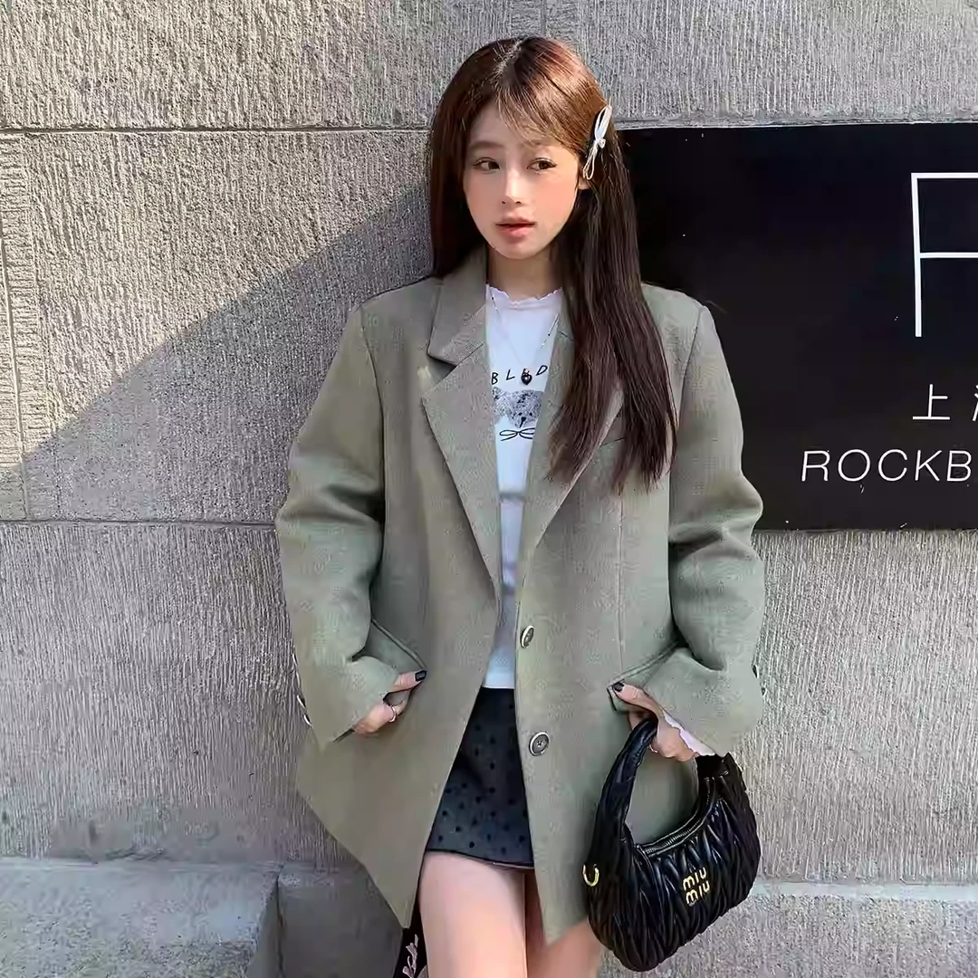 圆脸柒柒 绿色呢料休闲西装外套女廓形宽松西服TQQ23120037S