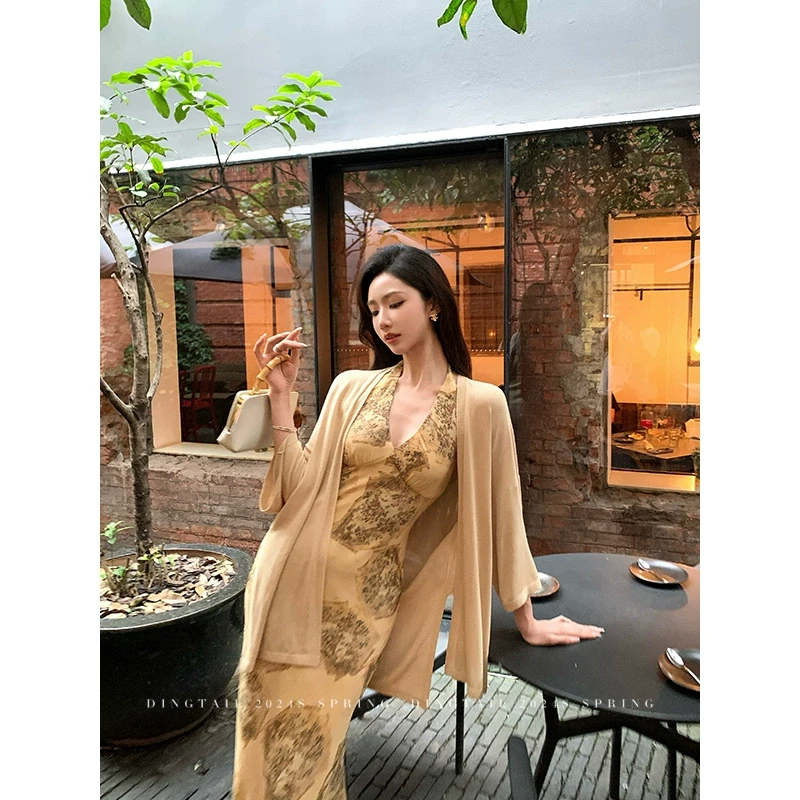 法式复古气质挂脖连衣裙女夏季碎花露背修身长裙子女