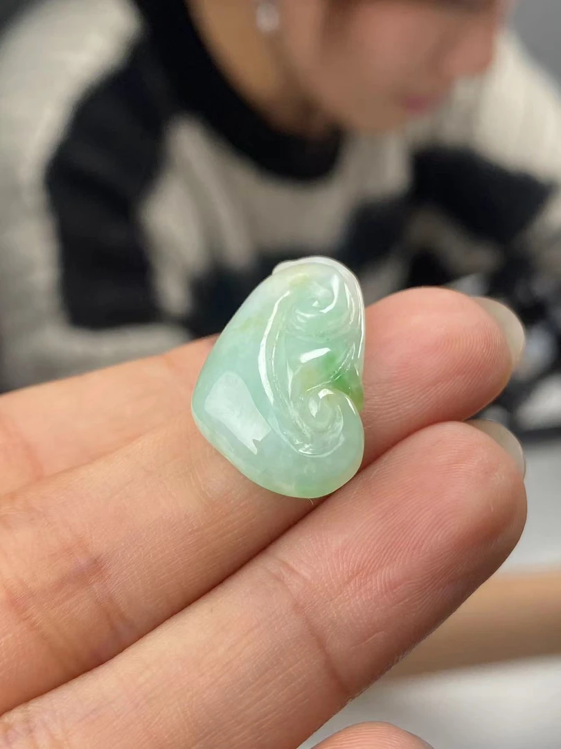 天然翡翠挂件如意挂件吊坠雕刻俏色气质