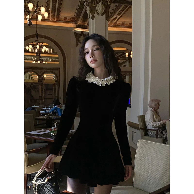 2025冬季新款圆领花边设计感黑色气质连衣裙女时尚收腰显瘦A字裙