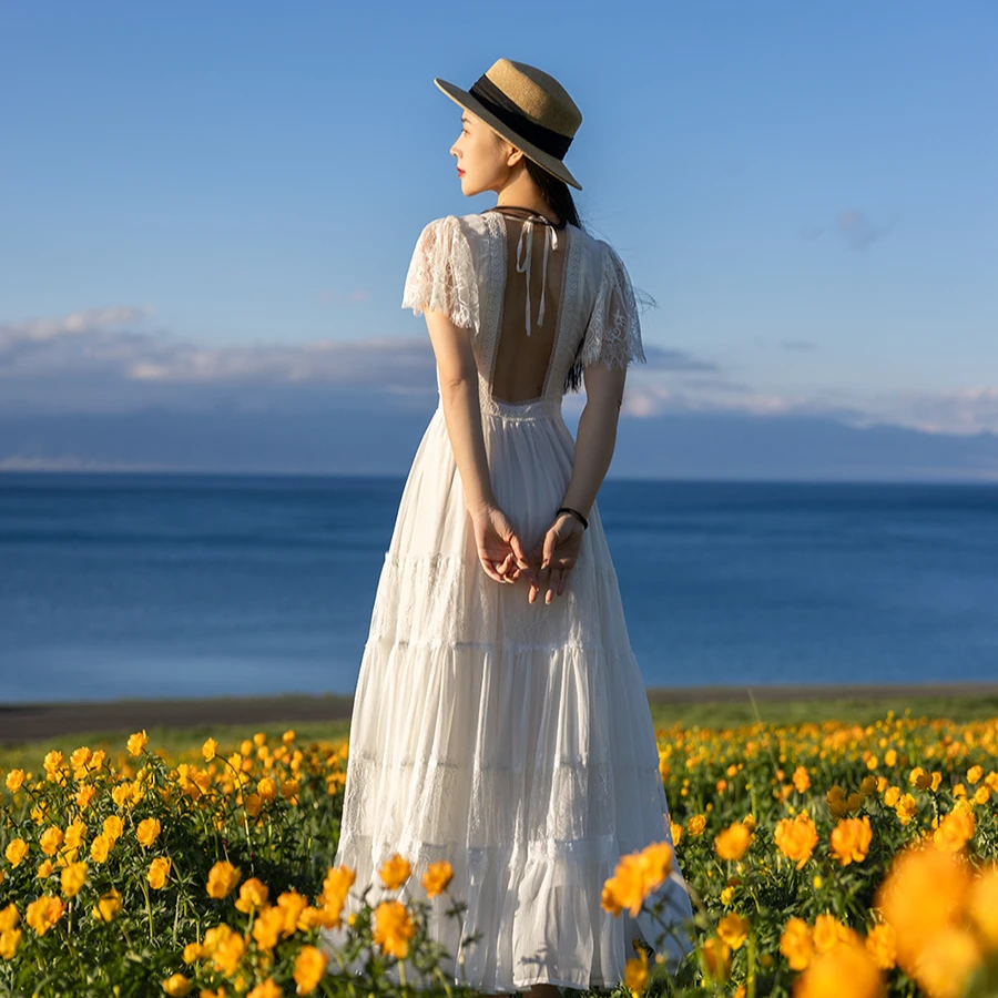 理想三旬旅行女装度假风白色蕾丝拼接多层裙摆露背蛋糕裙连衣裙长