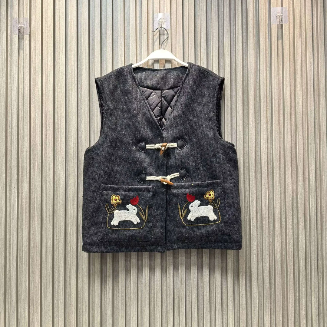 周美美  灰色人字纹牛角扣兔子绣花v领夹棉羊毛马甲