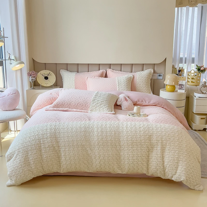 2023新款高克重提花牛奶绒玫瑰兔毛拼接四件套--维也纳系列