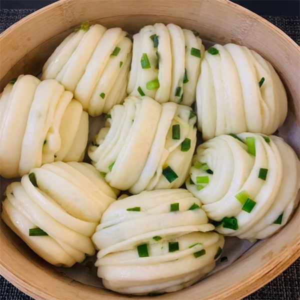 葱花卷一个