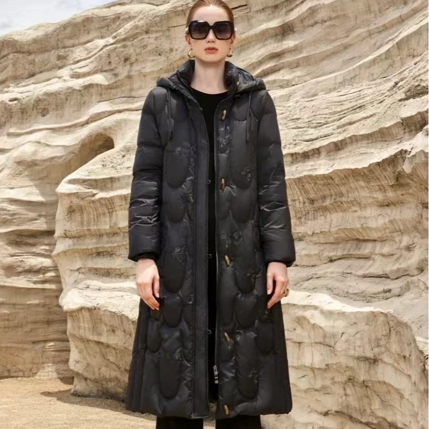 典云间中年妈妈长款羽绒服白鸭绒保暖时尚大码刺绣羽绒服2024新品