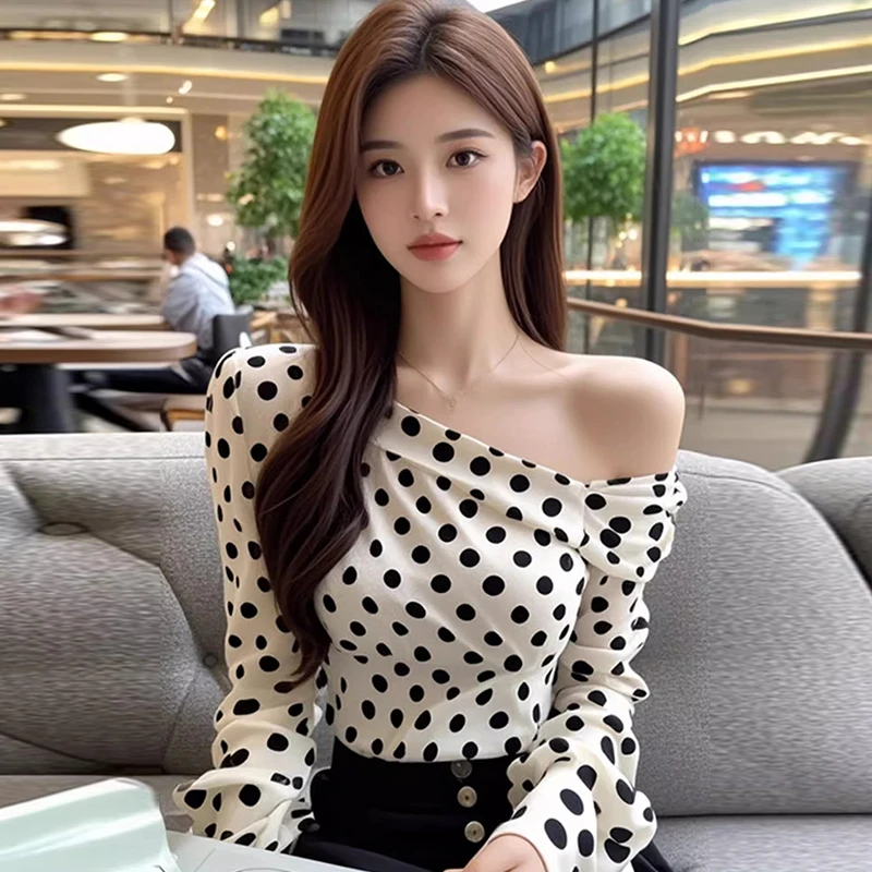 法式纯欲风波点露肩斜领上衣女春秋新款高级感别致气质御姐打底衫