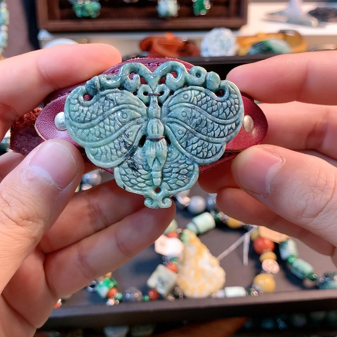 翡翠颈饰未镶嵌皮带