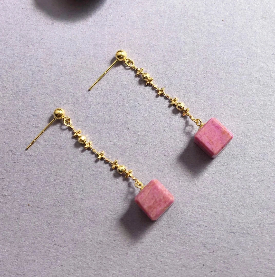 【圣芭黎】18K天然舒俱来耳环方糖樱花粉6+多样性发一D1048