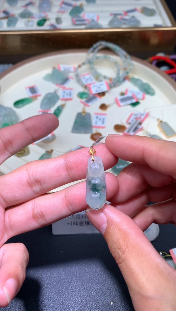 【闪购商品】翡翠颈饰18K金镶嵌豆子