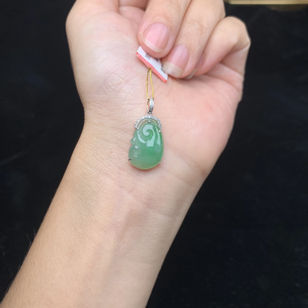 天然A货翡翠18k金满绿精美如意吊坠