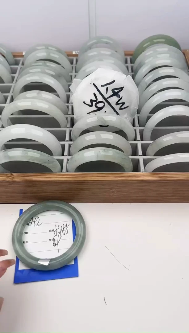 【闪购商品】石英质玉手镯未镶嵌342