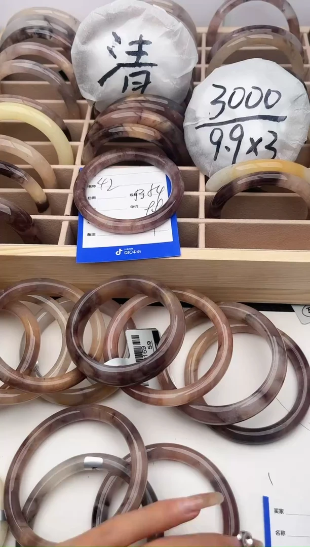 【闪购商品】石英质玉手镯未镶嵌42