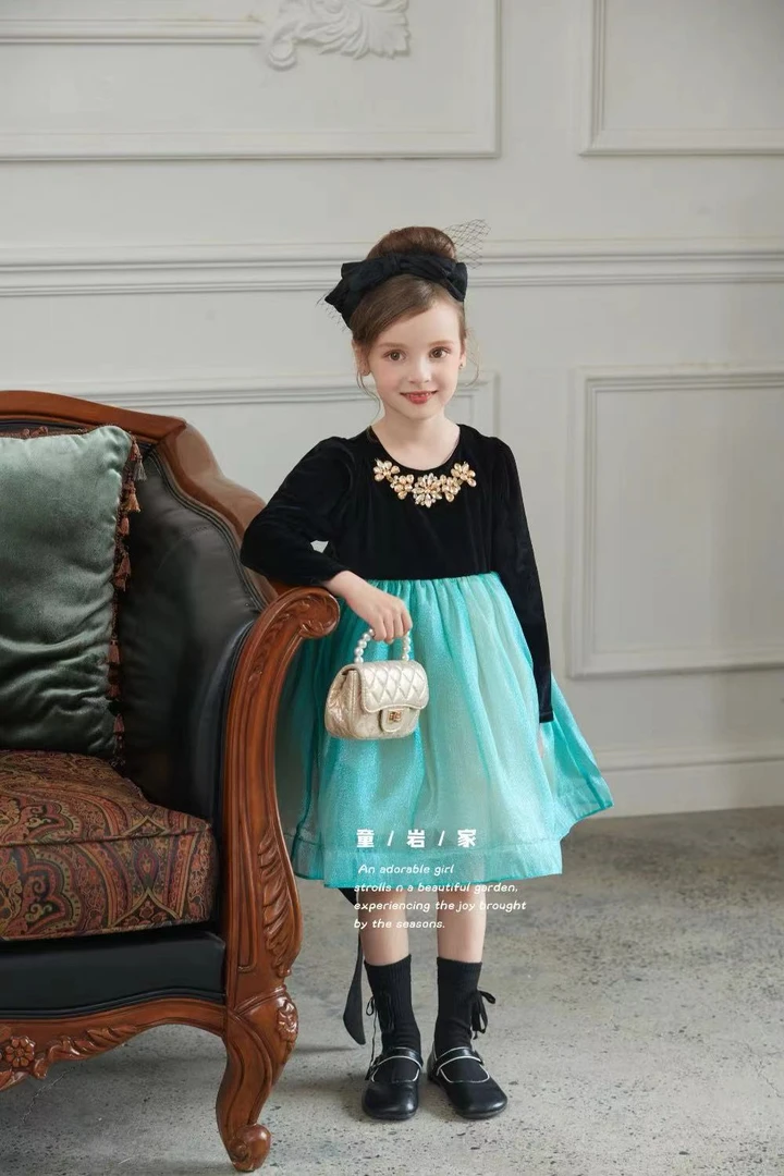 秋冬新款女童时尚洋气刺绣丝绒连衣裙23093