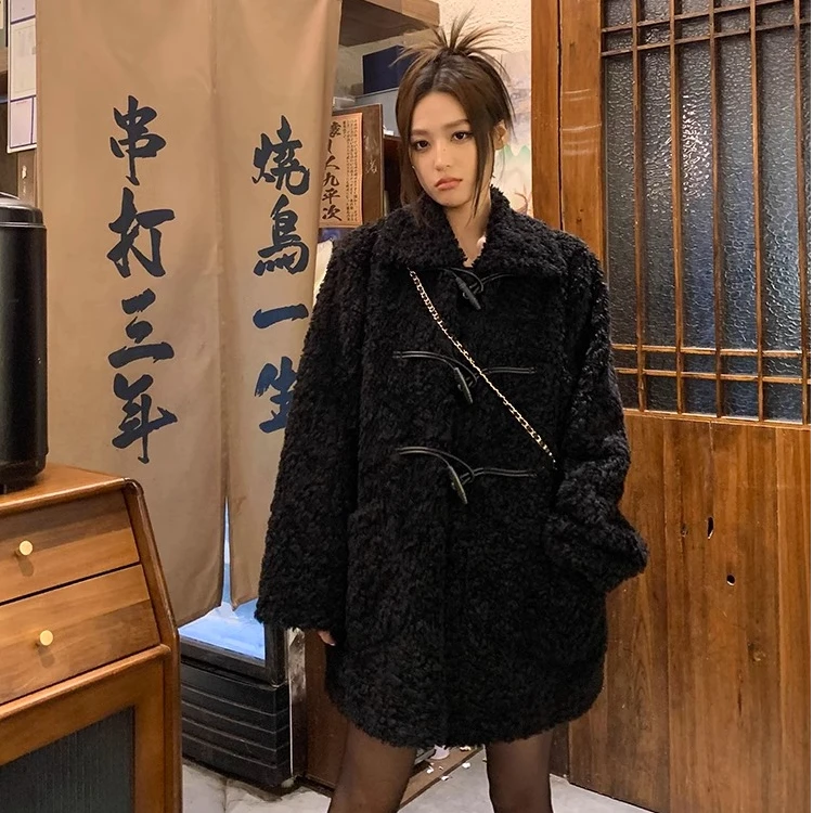 皮毛一体羊羔毛外套女2024新款秋冬女装牛角扣中长款黑色加厚棉衣