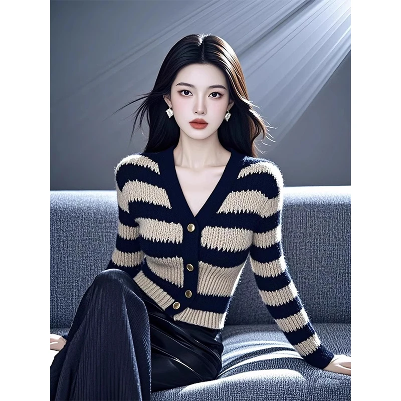 软糯慵懒风百搭修身显瘦毛衣高级感超好看黑白条纹针织开衫女秋冬