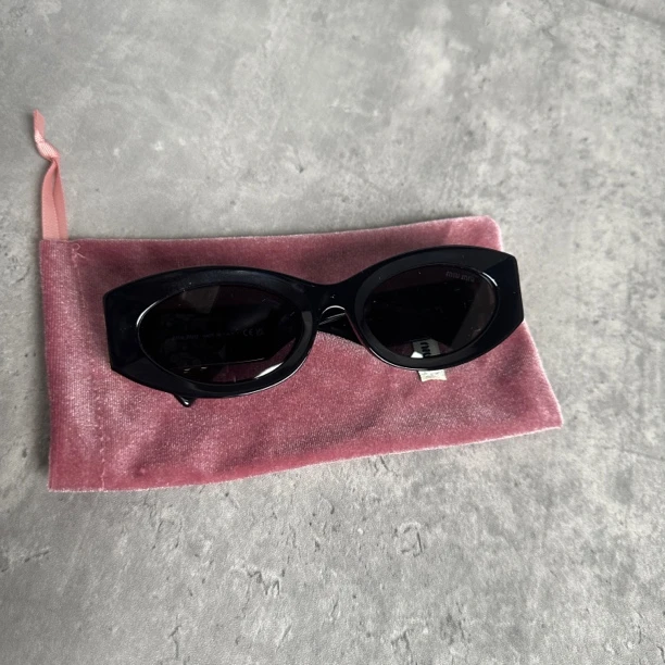 (pm)MiuMiu侧标标志墨镜 全新带尘袋 更好驾驭的版型 非常炸