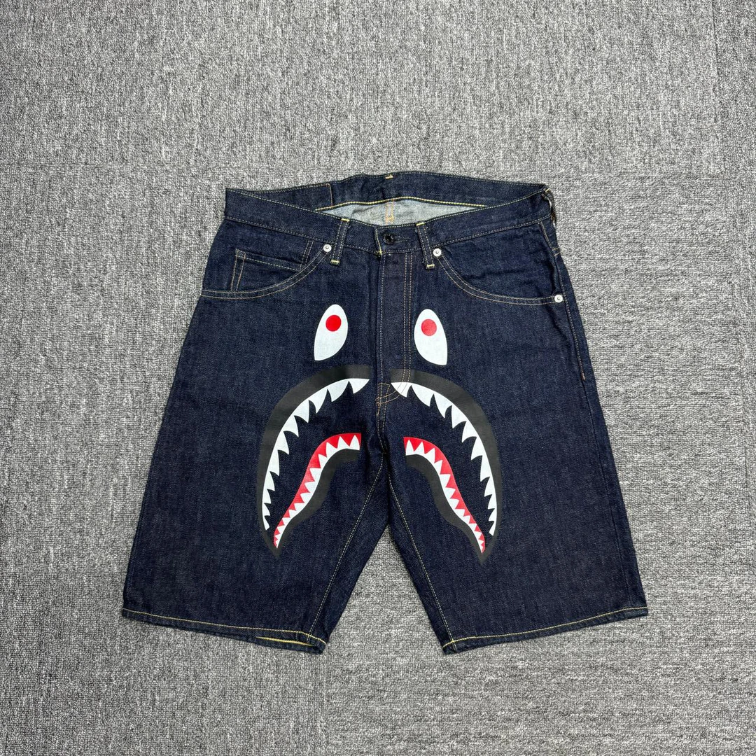 （pm）Bape 鲨鱼牛仔短裤 尺码：s码 腰围84，裤长51  98新