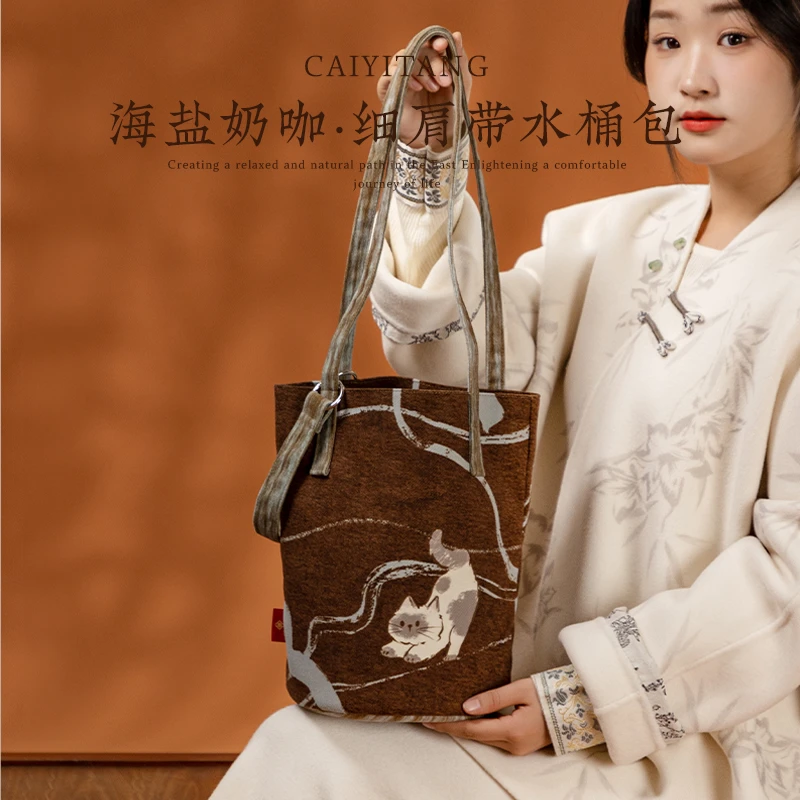 彩衣堂秋冬美拉德单肩斜挎大容量水桶包多巴胺棕色女小猫可爱AC