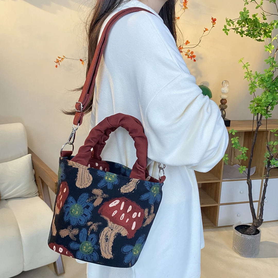 典舍文艺小清新大容量通勤斜挎包褶皱手提水桶包女 V947