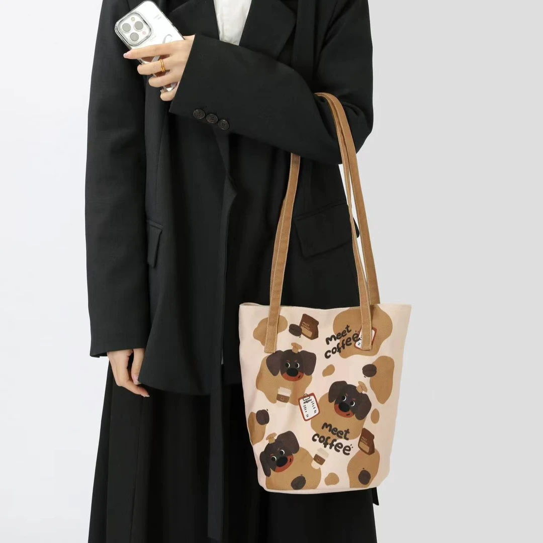 尼睿原创可爱咖啡小狗便携水桶包女简约时尚休闲百搭单肩帆布包AS