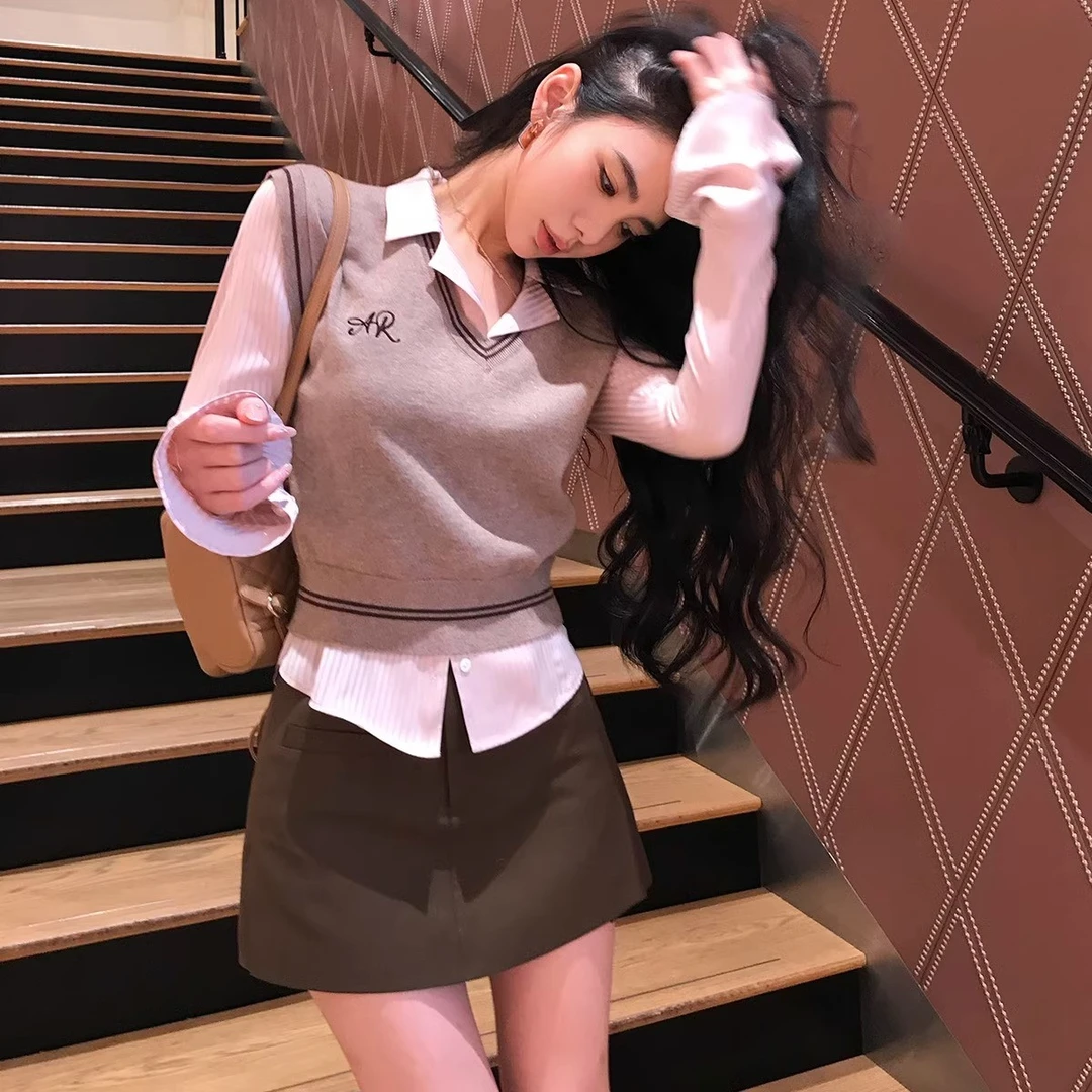 可思 秋季新款收腰显瘦上衣V领设计感学院风修身刺绣时尚套装