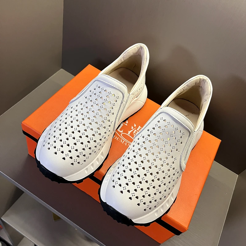 一脚蹬女鞋2025爆款夏季真皮平底鞋百搭镂空上班久站不累脚妈妈鞋