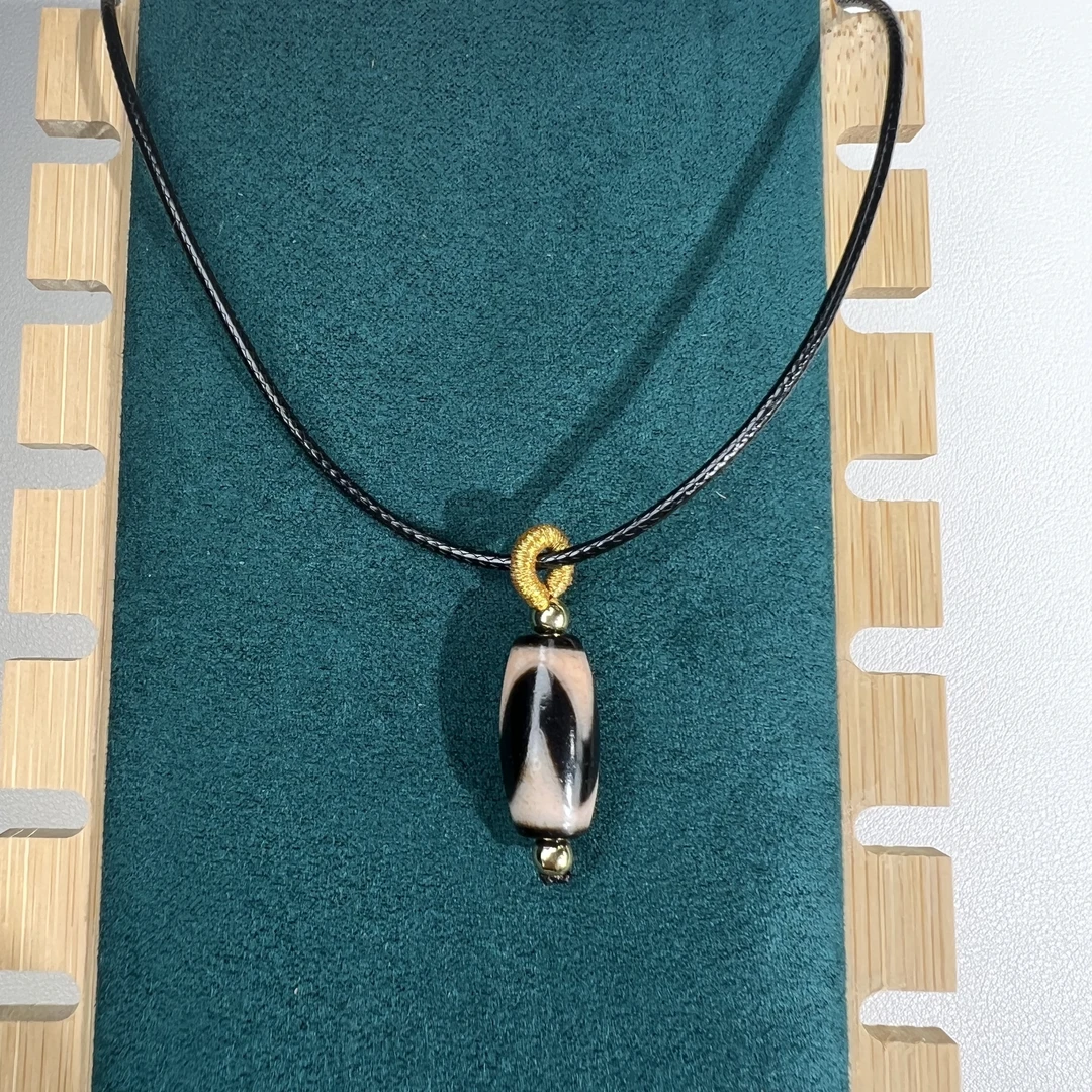 天然玛瑙虎牙润纯皮绳项链